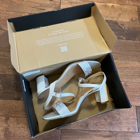Naturalizer Bristol Sandal in pearl White - Picture 2 of 5